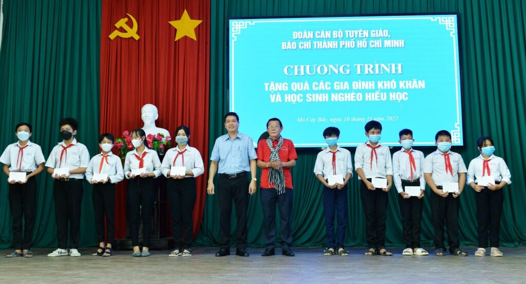 Đoàn cán bộ tuyên giáo, báo chí TP.HCM tặng quà đến các em học sinh tại Bến Tre缩略图