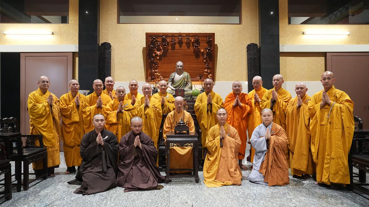 Lãnh đạo Ban Hoằng pháp TW, BTS GHPGVN TP Hà Nội và tỉnh Ninh Bình khánh tuế Đức Pháp chủ GHPGVN