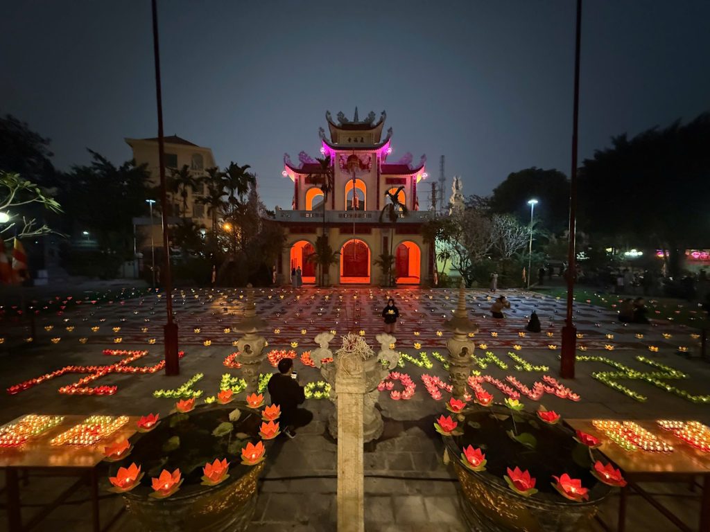 Phú Thọ: Lung linh đêm Hoa đăng mừng Phật Thành đạo và Khởi sắc kỳ thi Giáo lý cho 600 Phật tử缩略图 Phú Thọ: Lung linh đêm Hoa đăng mừng Phật Thành đạo và Khởi sắc kỳ thi Giáo lý cho 600 Phật tử