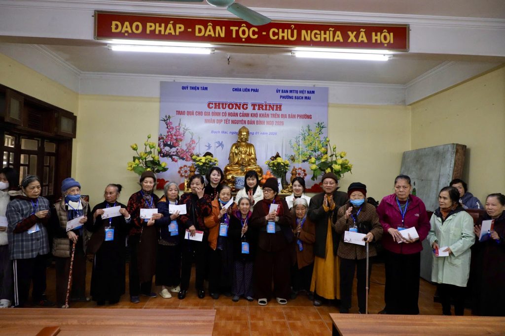 Hà Nội: Chùa Liên Phái trao tặng 200 suất quà cho gia đình có hoàn cảnh khó khăn trên địa bàn phường nhân dịp Tết Nguyên đán Bính Ngọ 2026