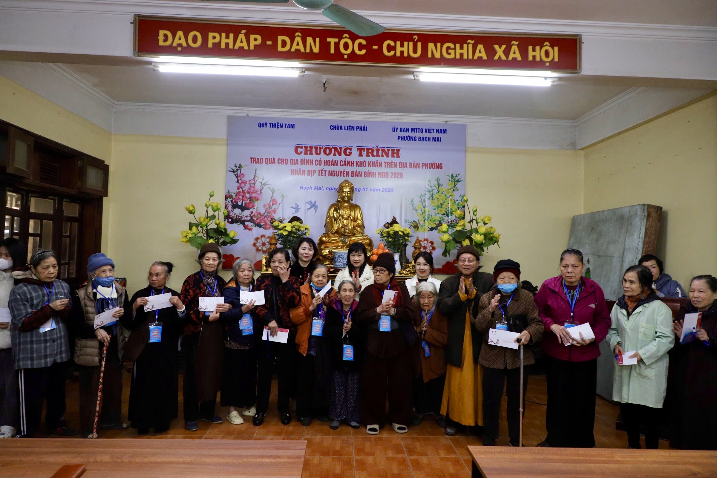 Hà Nội: Chùa Liên Phái trao tặng 200 suất quà cho gia đình có hoàn cảnh khó khăn trên địa bàn phường nhân dịp Tết Nguyên đán Bính Ngọ 2026