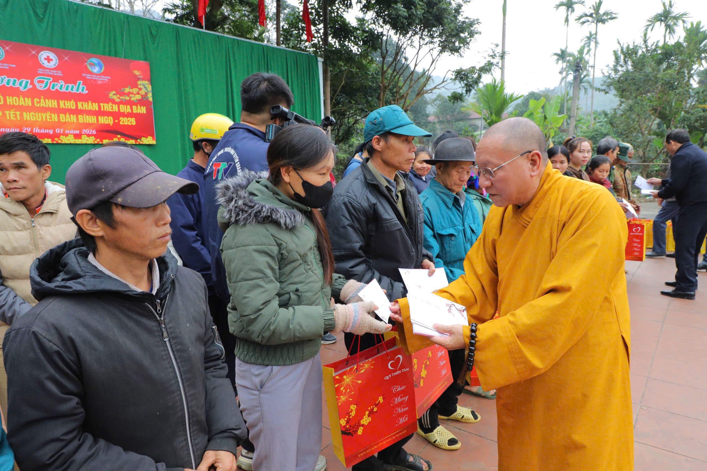 Tuyên Quang: Trao quà từ thiện  “Tết nhân ái – xuân Bính Ngọ 2026” tại chùa Sùng Khánh.