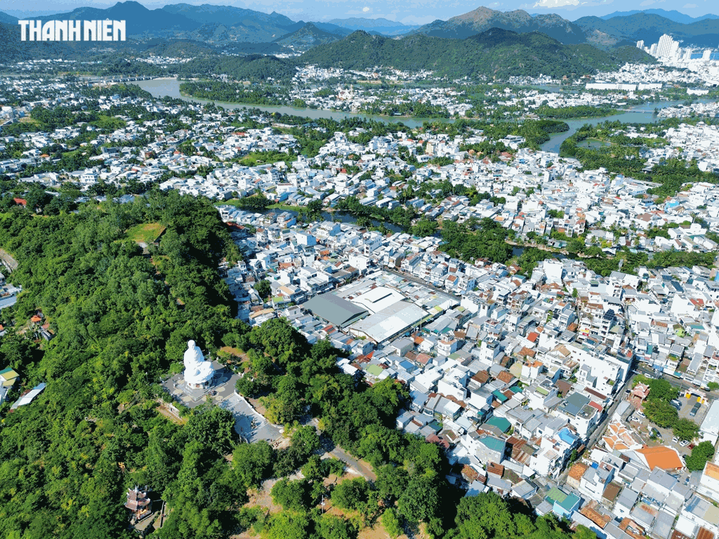 Chiêm ngưỡng ngôi chùa hơn 100 năm tuổi với tượng Kim Thân Phật Tổ khổng lồ