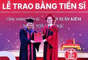 Đại đức Thích Chân Đinh đón nhận giấy khen và bằng Tiến sĩ nghành Tôn giáo học