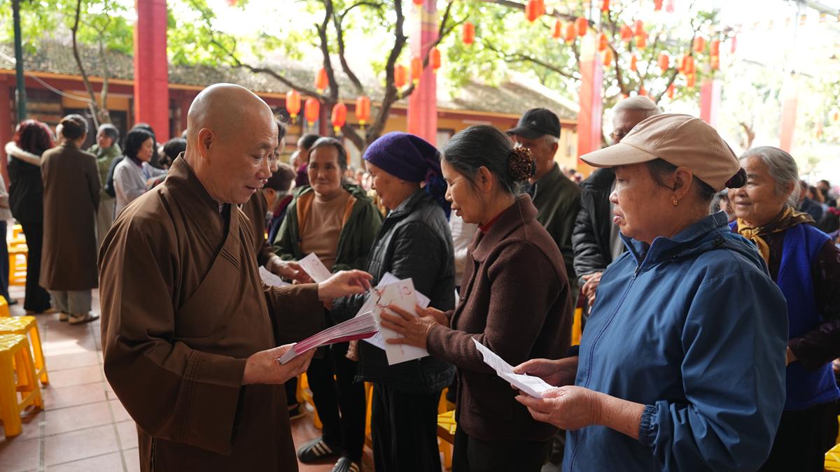 Hà Nội: Xuân Di Lặc lan tỏa yêu thương nơi khu dân cư Bằng Liệt