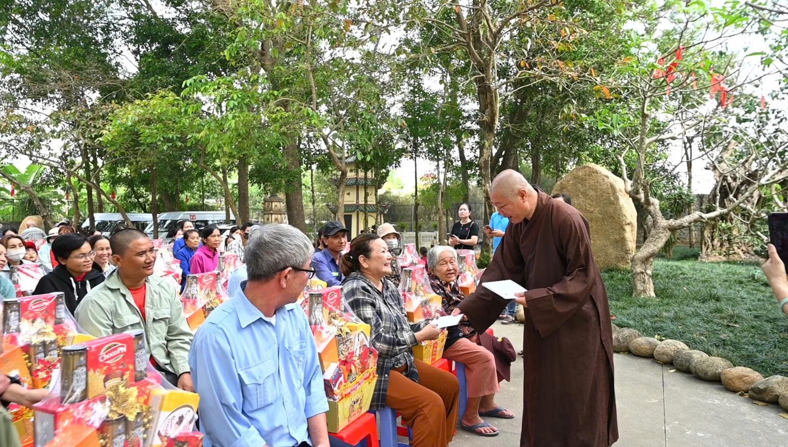 TP.HCM: XUÂN SẺ CHIA NƠI CỬA THIỀN CHÙA VẠN THIỆN