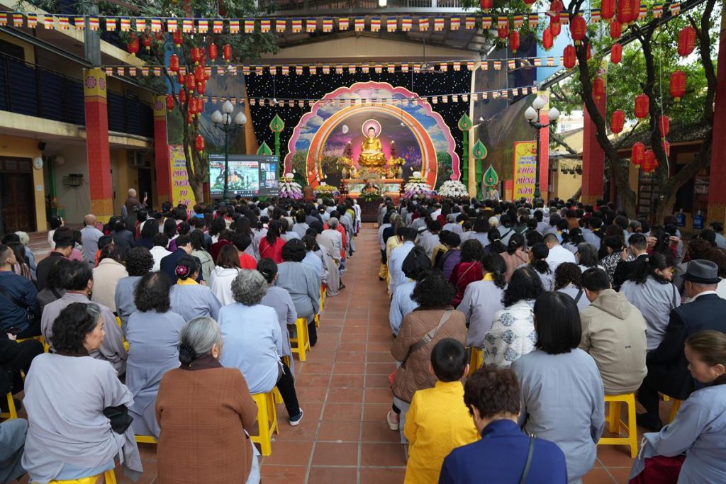 Đạo tràng Pháp Hoa trở về chùa Bằng lễ Phật, tri ân Hòa thượng Thích Bảo Nghiêm trong ngày đầu năm mới