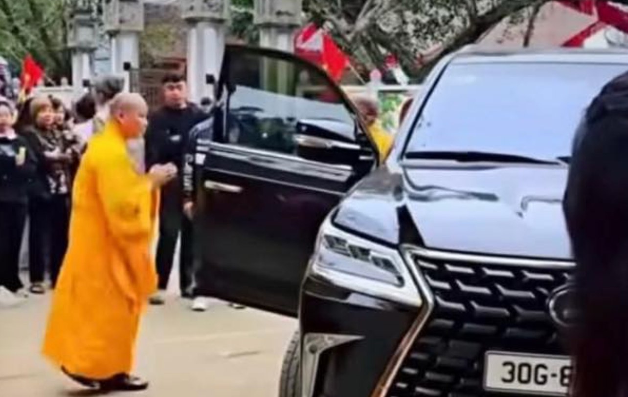 Nhà sư, chiếc Lexus, và một khoảnh khắc nhìn lại