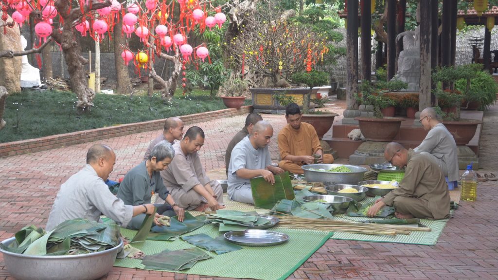 TRUYỀN THỐNG GÓI BÁNH TẾT CHÙA VẠN THIỆN: KẾT NỐI LÒNG NGƯỜI – GIỮ HỒN TẾT VIỆT缩略图 TRUYỀN THỐNG GÓI BÁNH TẾT CHÙA VẠN THIỆN: KẾT NỐI LÒNG NGƯỜI – GIỮ HỒN TẾT VIỆT