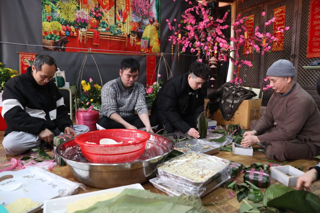 HÀN QUỐC: ĐẠO TRÀNG VIỆN CHUYÊN TU TỔ CHỨC GÓI BÁNH TẾT TRƯỚC THỀM XUÂN MỚI