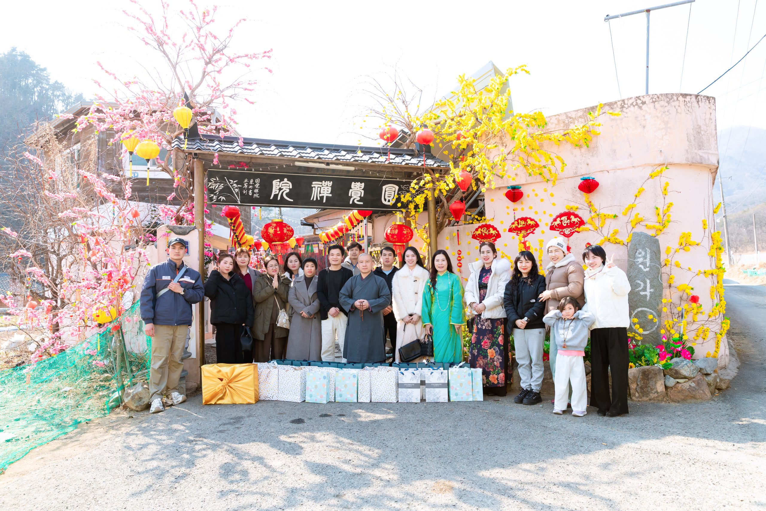 HÀN QUỐC: ĐẠO TRÀNG VIỆN CHUYÊN TU  TẶNG QUÀ TẾT CHO BÀ CON ẤP NAM-SA – TP. GYEONGJU (HÀN QUỐC)