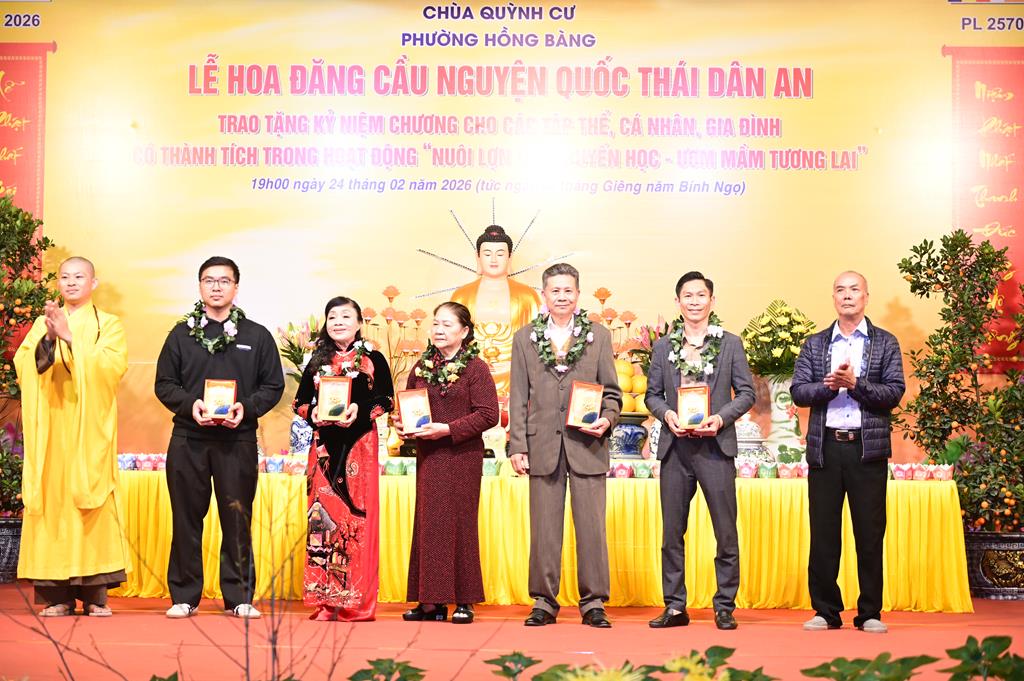 Hải Phòng: Chùa Quỳnh Cư trao kỷ niệm chương cho Phật tử có thành tích trong chương trình “Nuôi lợn đất” gây quỹ khuyến học và thả hoa đăng cầu an đầu năm