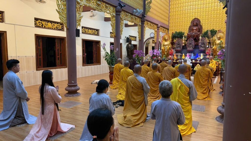 Thời khắc đón giao thừa của chư Tăng Viện Chuyên Tu cùng sự chứng minh của Hoà thượng Ottama và các đệ tử người Miến Điện