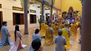 Thời khắc đón giao thừa của chư Tăng Viện Chuyên Tu cùng sự chứng minh của Hoà thượng Ottama và các đệ tử người Miến Điện