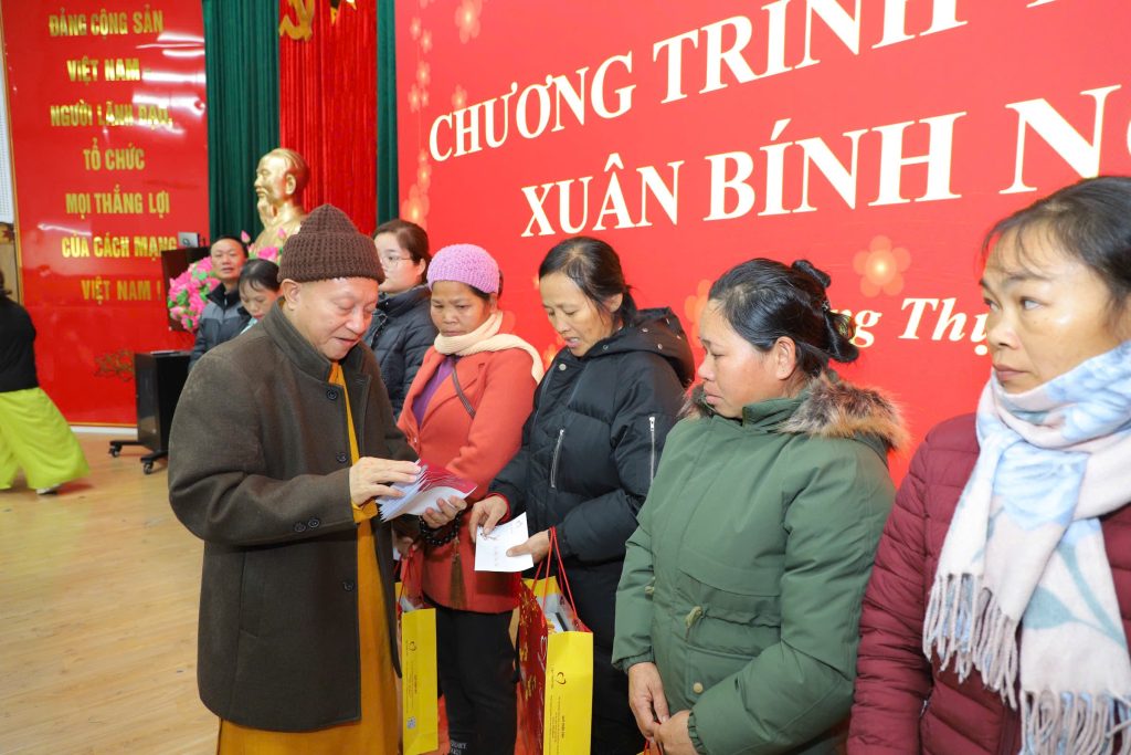 Cao Bằng: Trao quà từ thiện tặng 3000 xuất quà Tết xuân Bính Ngọ 2026 cho bà con nghèo.