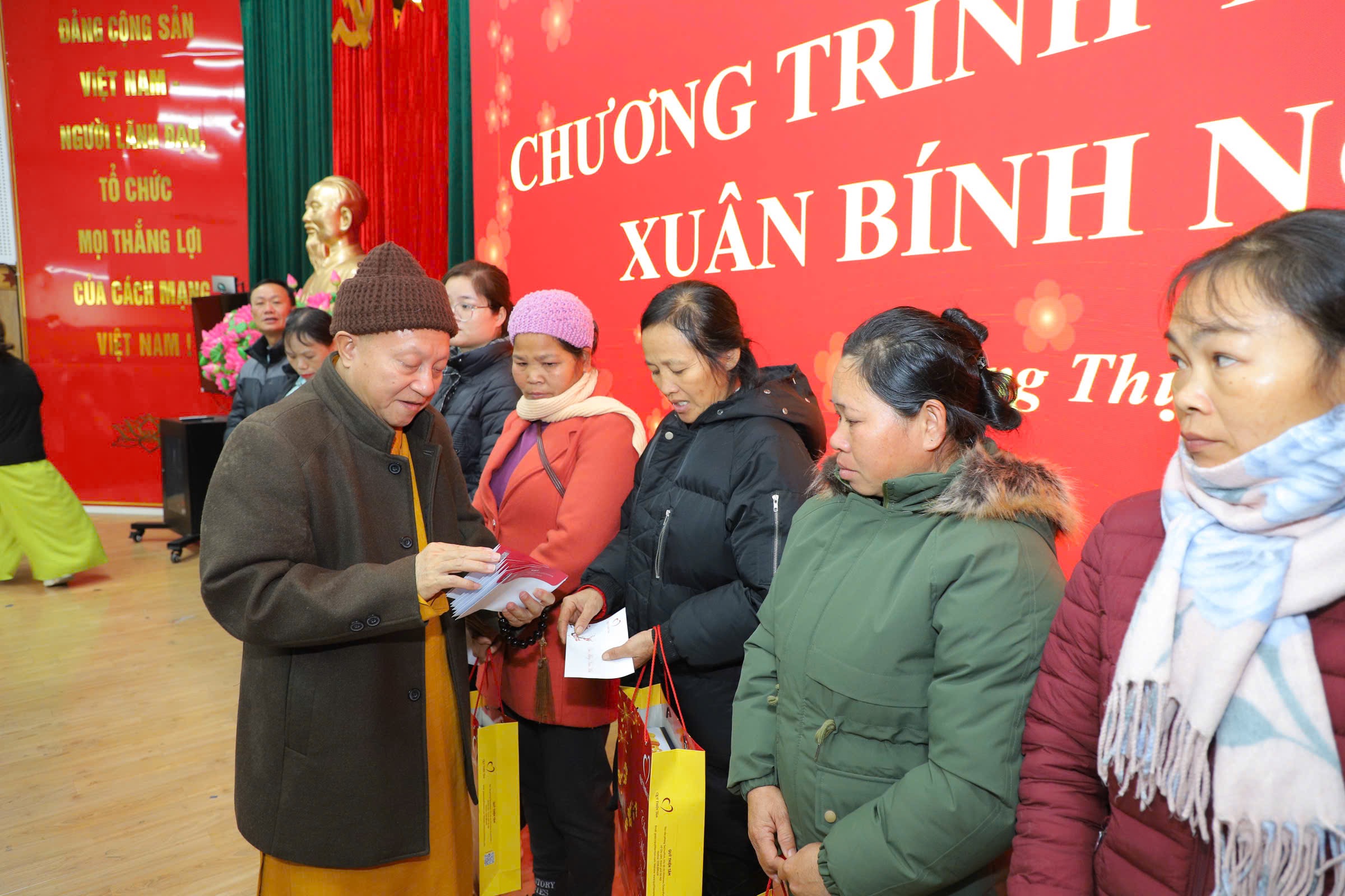 Cao Bằng: Trao quà từ thiện tặng 3000 xuất quà Tết xuân Bính Ngọ 2026 cho bà con nghèo.