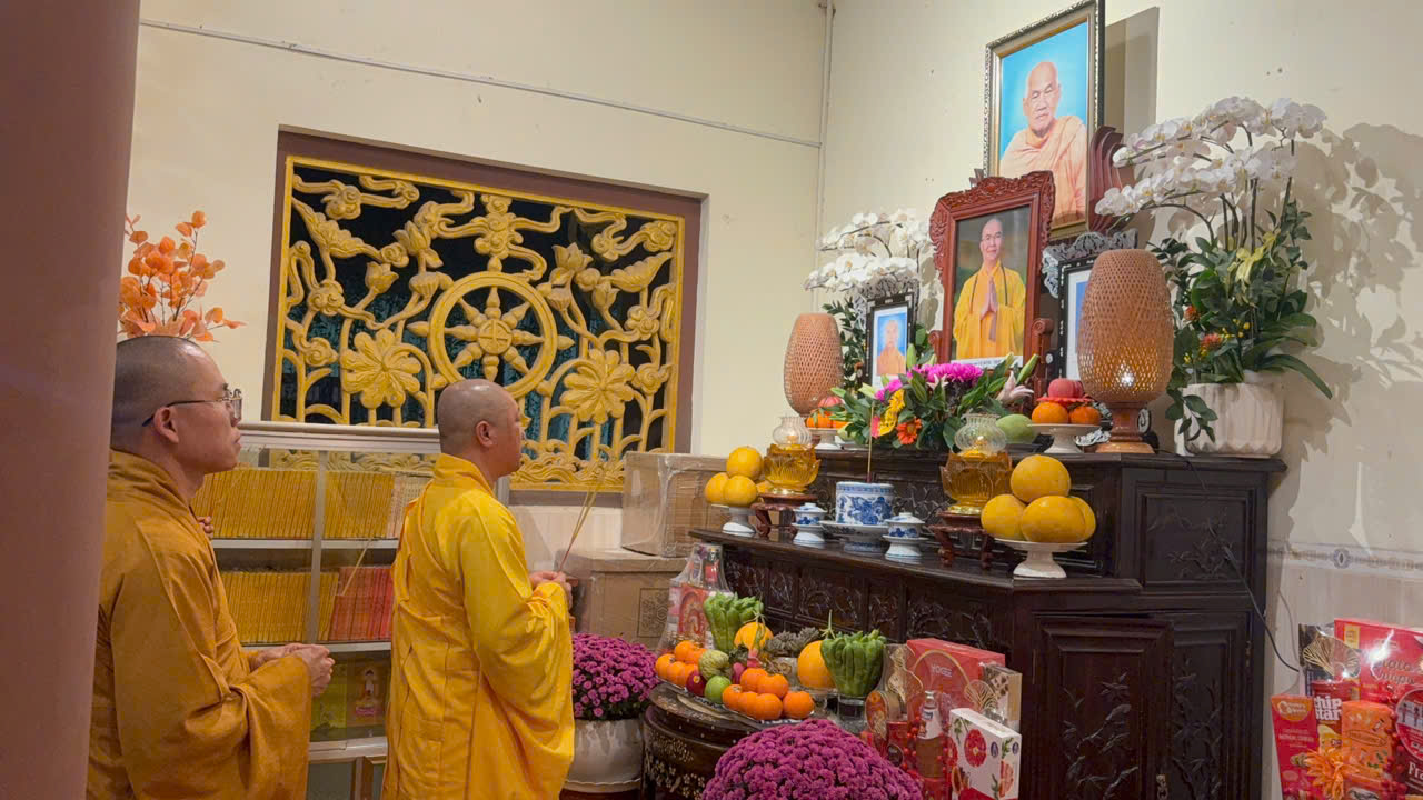 Giao thừa giữa lời kinh và khói trầm mặc niệm