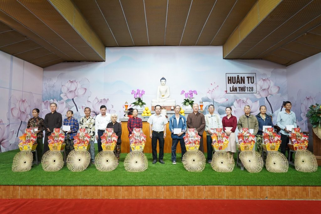 Gói trọn yêu thương trong những phần quà Tết nghĩa tình tại xã Long Thành