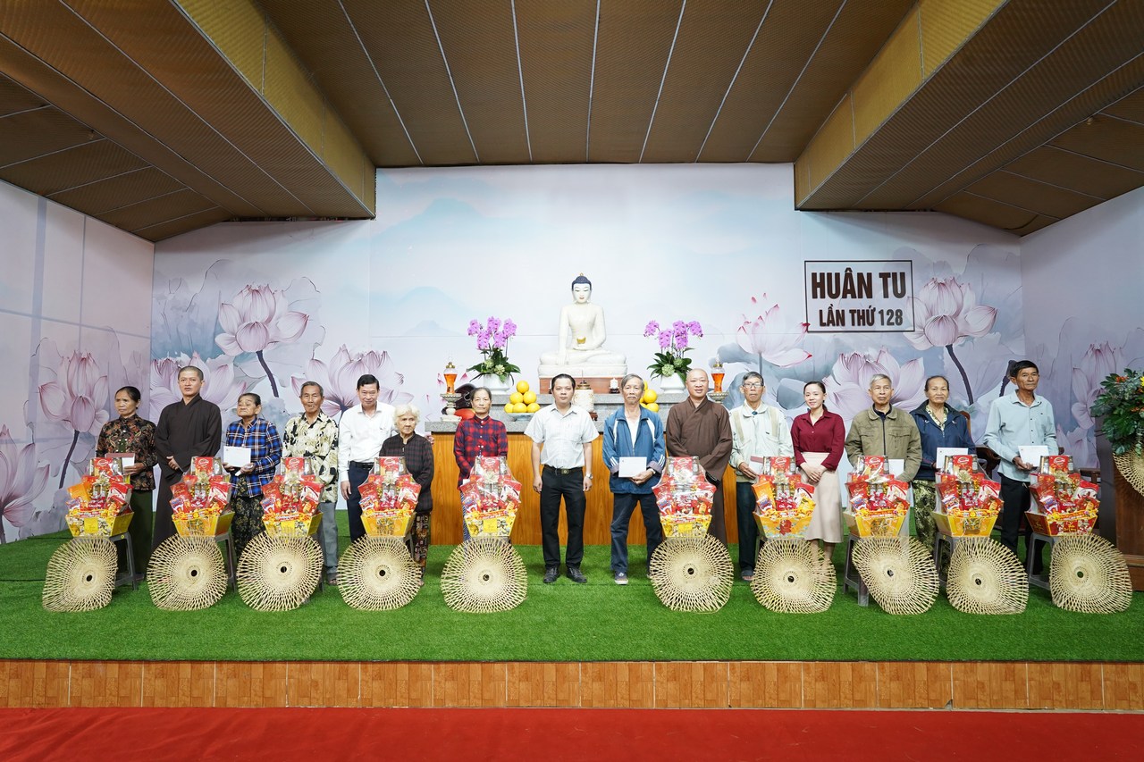 Gói trọn yêu thương trong những phần quà Tết nghĩa tình tại xã Long Thành