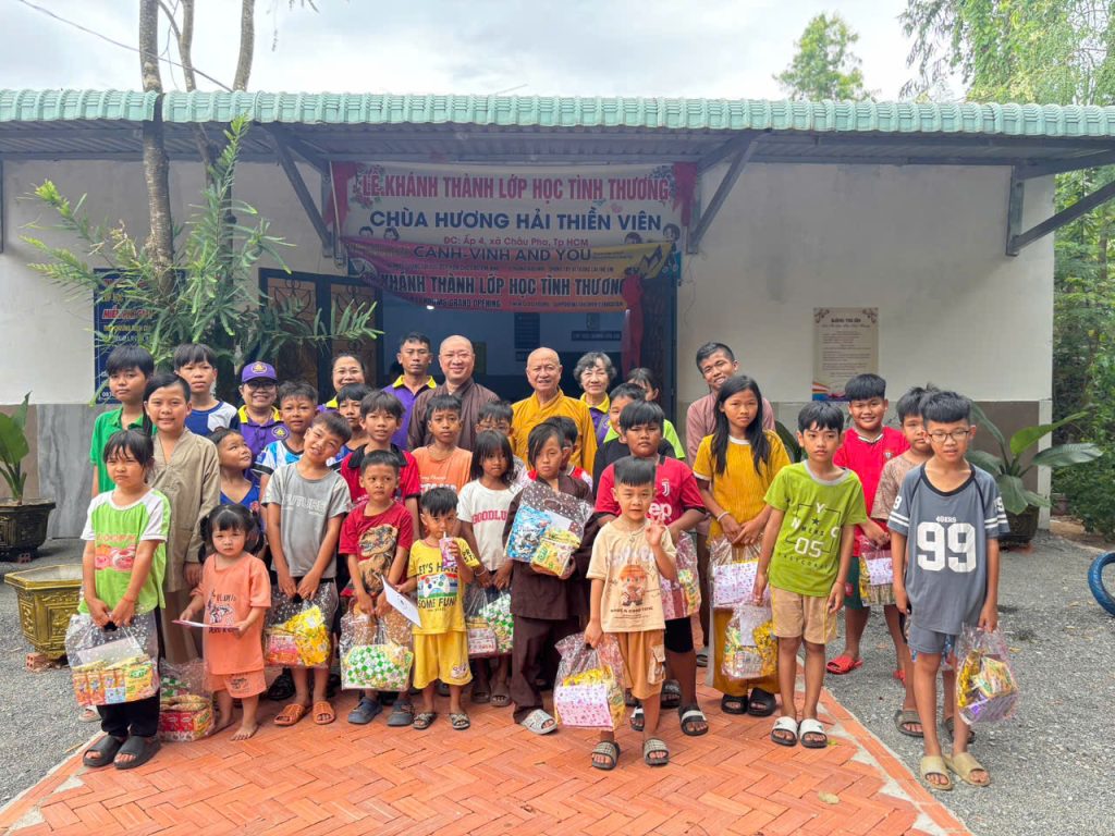 Lớp học tình thương giữa lòng xóm rác, nơi hạt giống từ bi nảy mầm