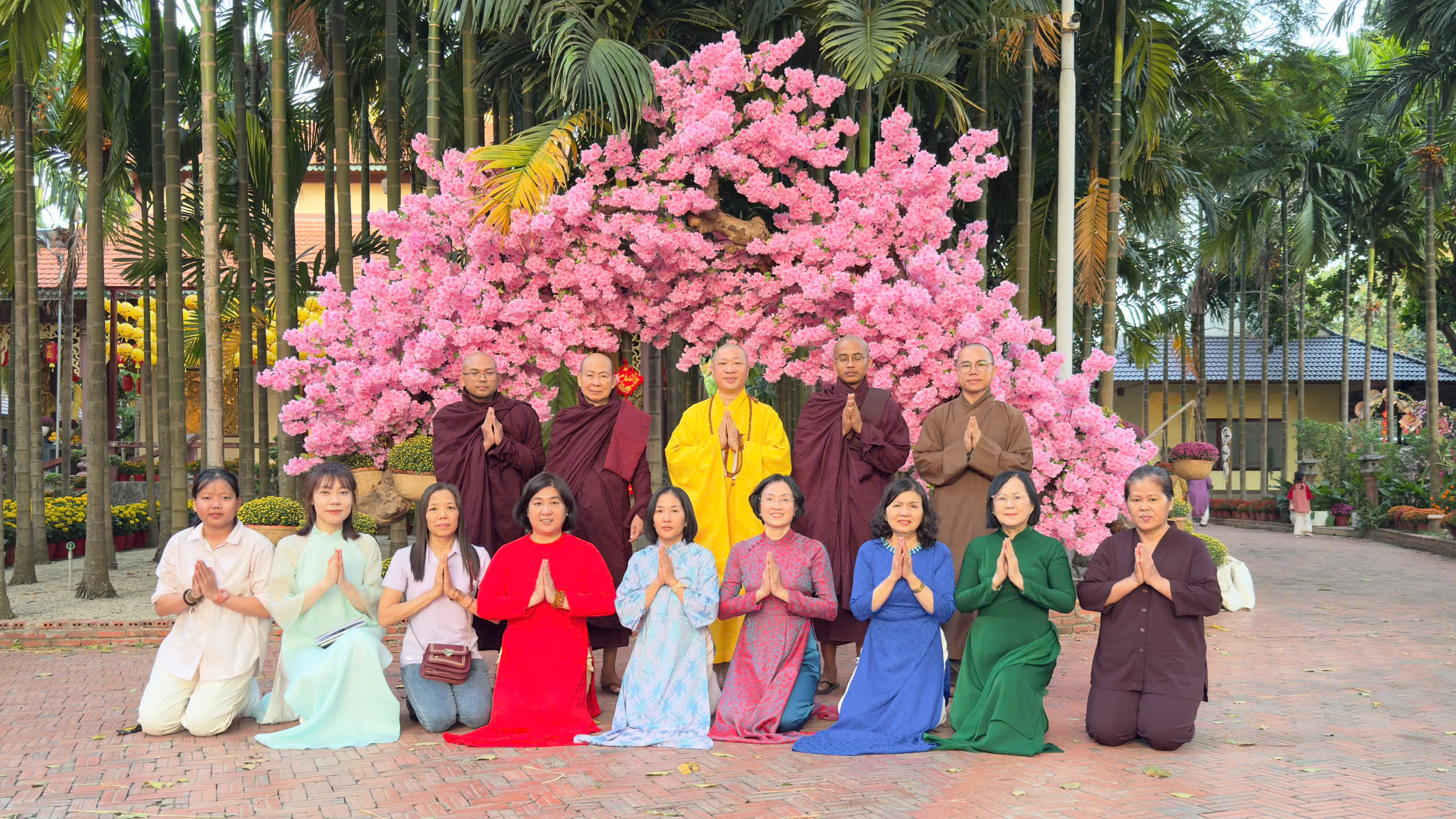 Mùng Một Tết, sen nở trong tâm người