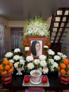 Ngày ánh trăng đã lặn sau gian bếp cũ