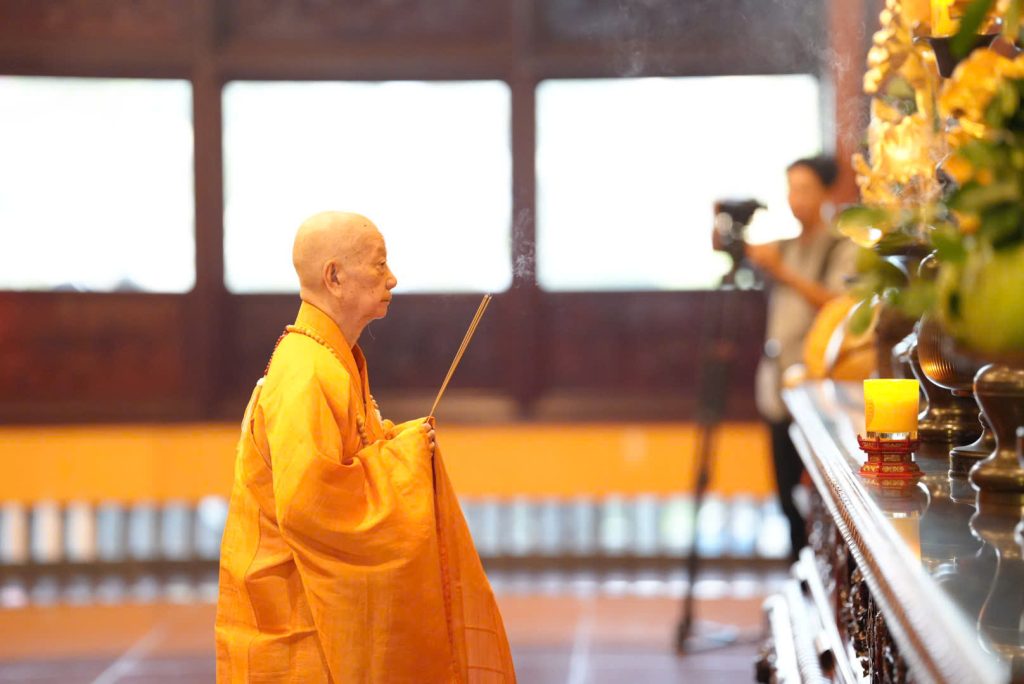 Đức Pháp chủ cùng Chư Tăng Bố-tát chung kỳ cuối năm tại Việt Nam Quốc Tự缩略图 Đức Pháp chủ cùng Chư Tăng Bố-tát chung kỳ cuối năm tại Việt Nam Quốc Tự