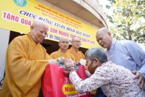 Phật giáo TP.HCM trao 1.000 phần quà Tết đến các bà con nghèo