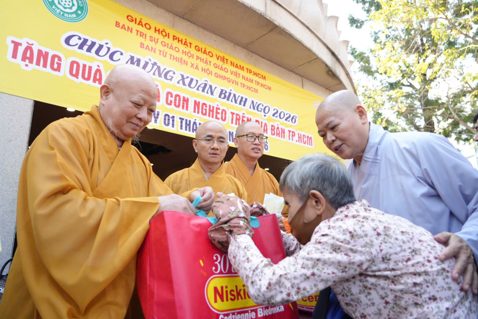 Phật giáo TP.HCM trao 1.000 phần quà Tết đến các bà con nghèo