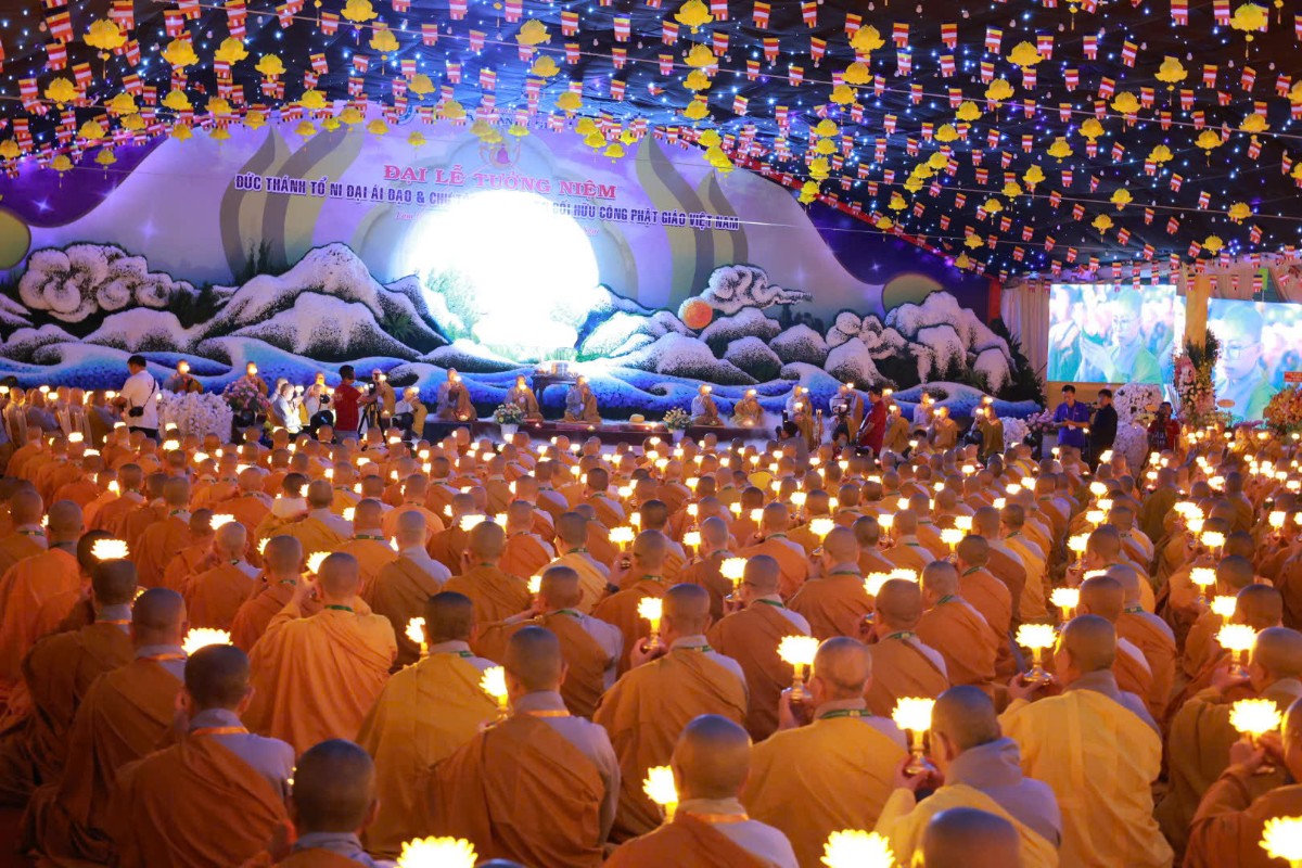 Lâm Đồng: Trang nghiêm lễ thắp nến tri ân tưởng niệm Đức Thánh Tổ Ni Đại Ái Đạo