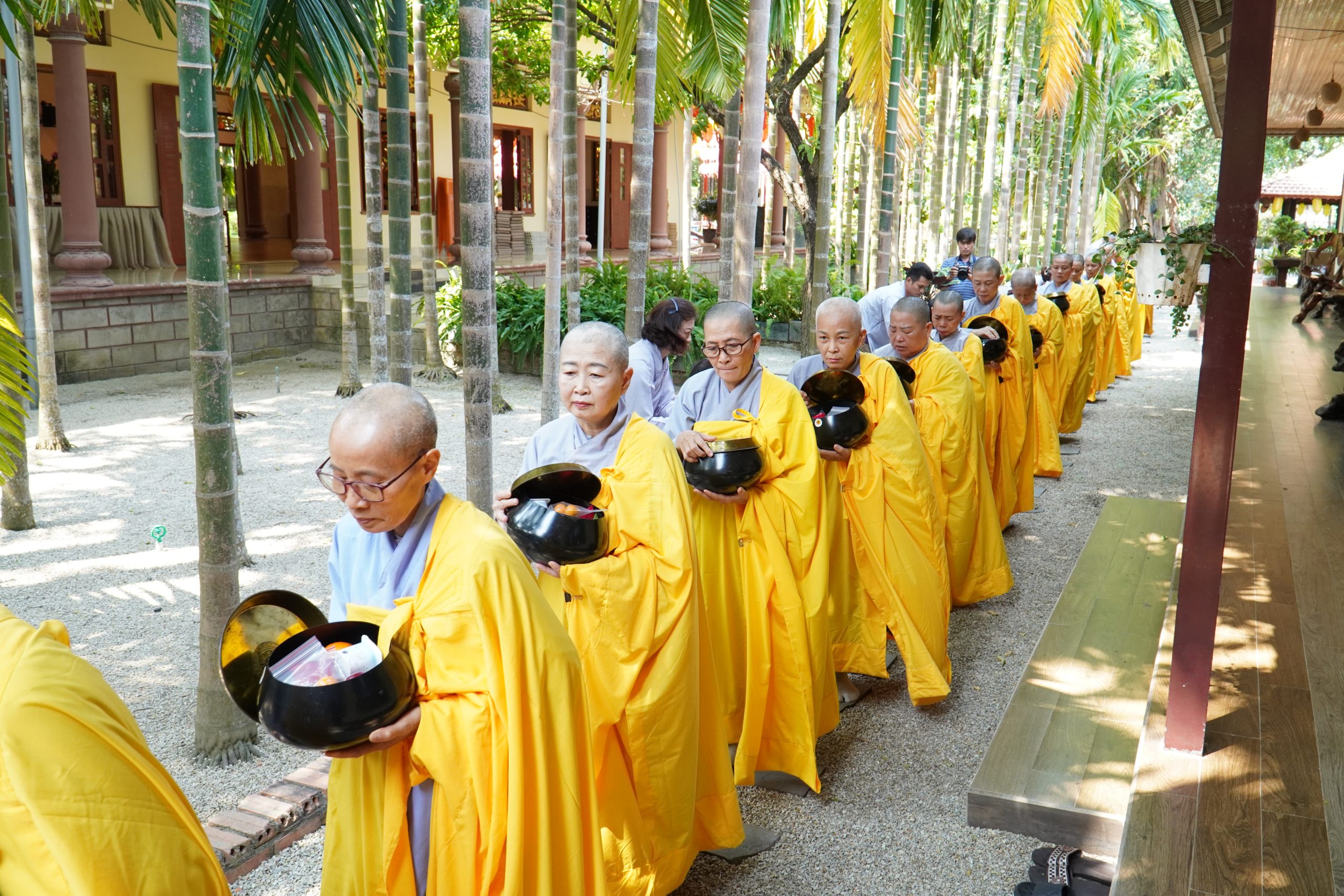 Khất thực gieo duyên của chư hành giả khoá tu “Xuất gia gieo duyên lần 2”