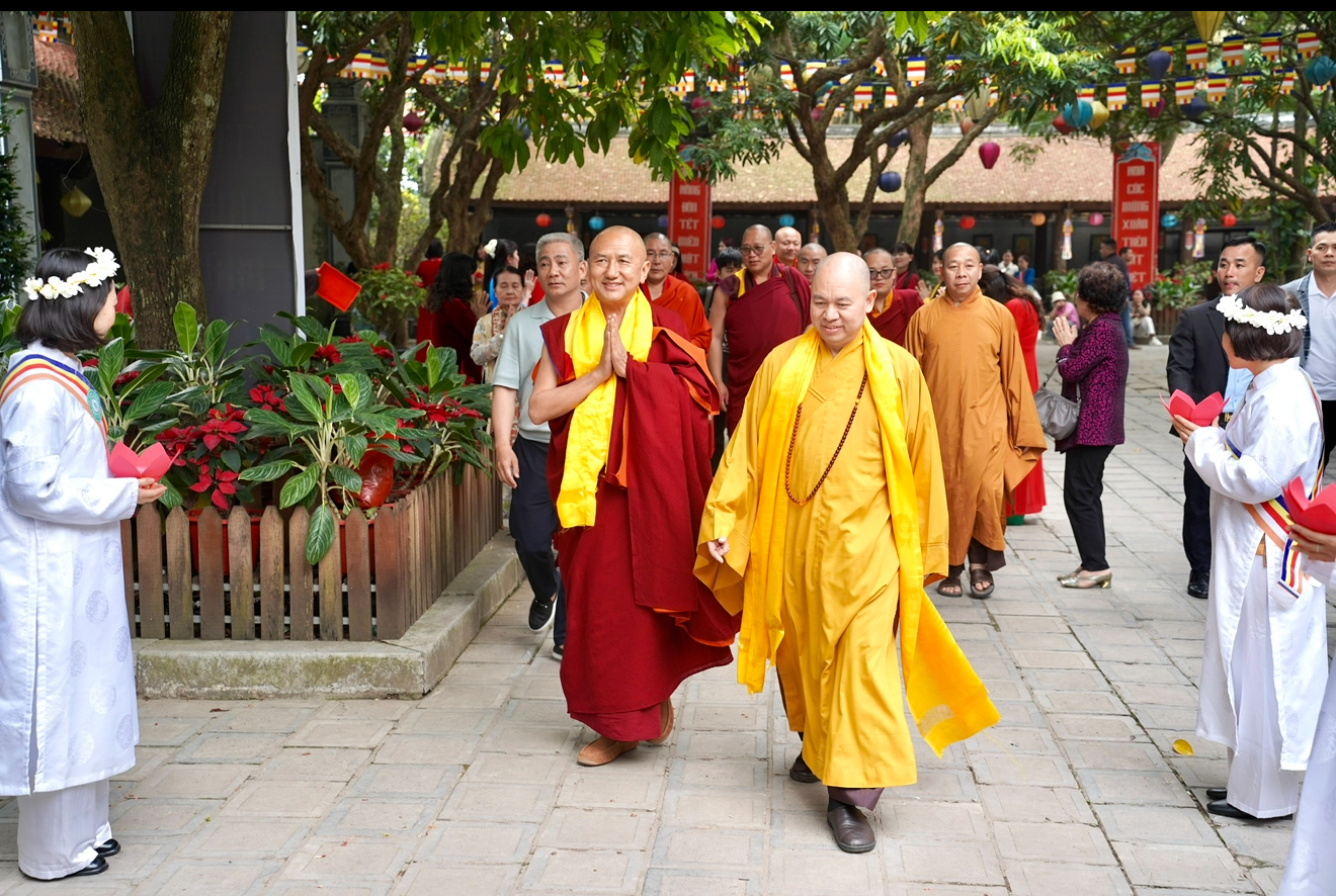 Đoàn Phật giáo Bhutan thăm chùa Phật Tích
