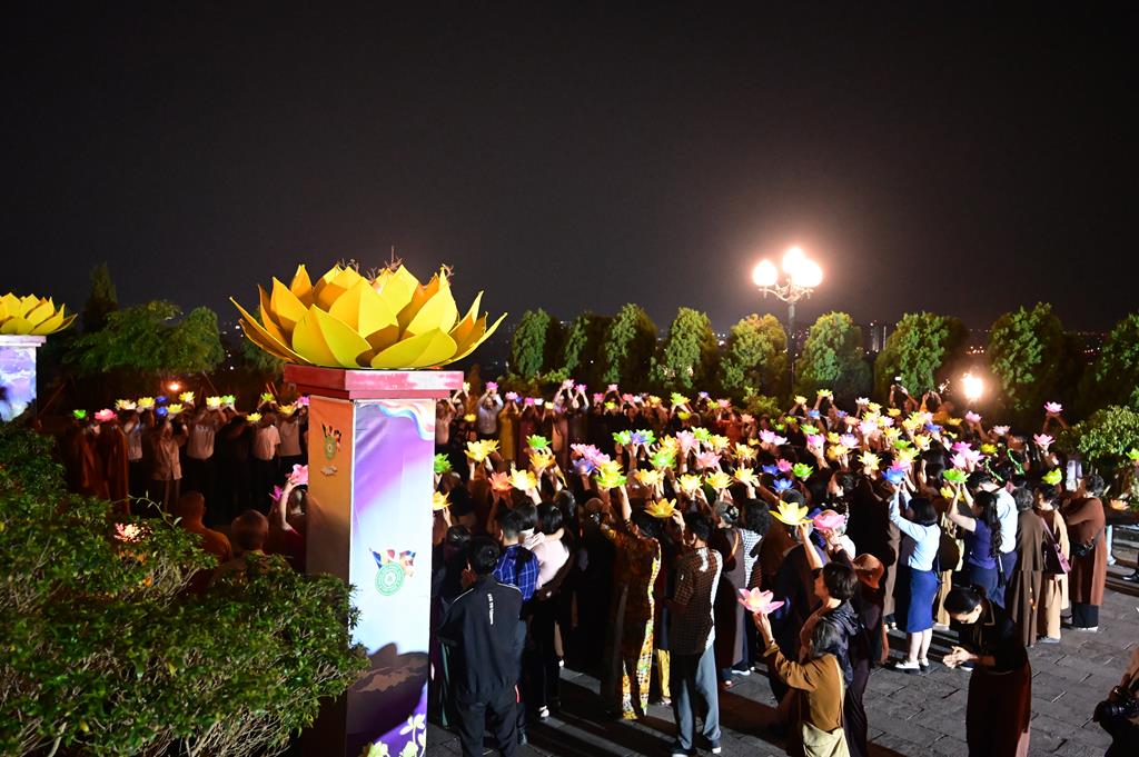 Hải Phòng: Hoa đăng tưởng niệm Đức Phật Thích Ca nhập Niết bàn và Kính mừng khánh đản Bồ Tát Quán Thế Âm tại chùa Long Hoa