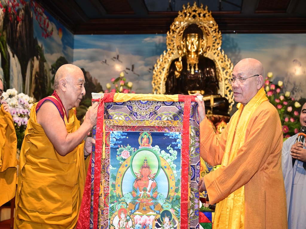 Hải Phòng: Đông đảo chư Tăng, Phật tử tham dự buổi thuyết giảng của Ngài Thamthog Rinpoche tại chùa Nam Hải