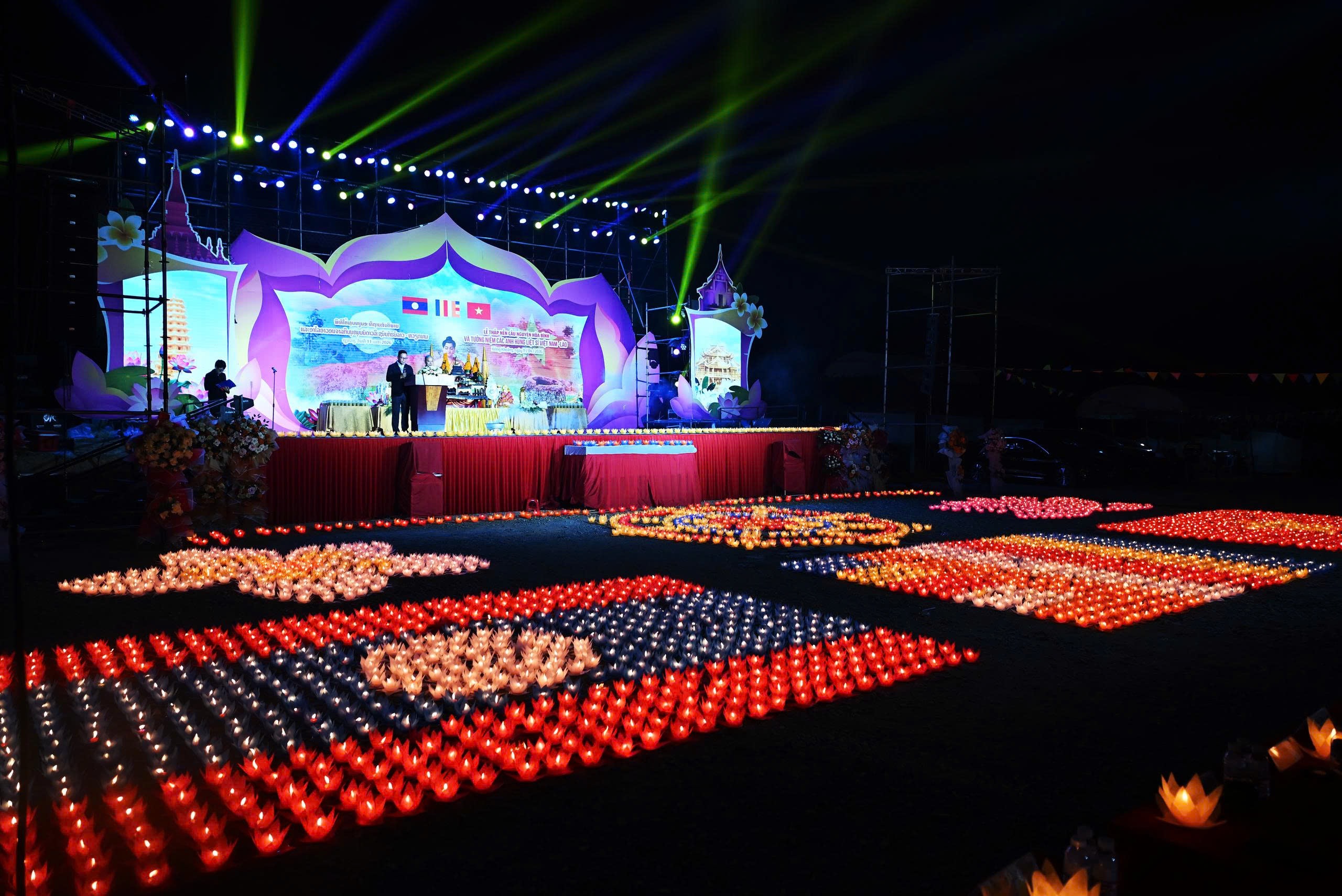 Linh thiêng đêm thắp nến cầu nguyện hòa bình và tưởng niệm các Anh hùng liệt sĩ Việt – Lào