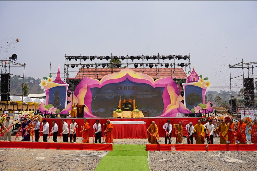 Lào: Khai mạc Đại lễ Phật đản PL.2570 – khởi công xây dựng Chính điện, Tháp Cửu phẩm Liên hoa và đúc Đại hồng chung chùa Hữu Nghị缩略图 Lào: Khai mạc Đại lễ Phật đản PL.2570 – khởi công xây dựng Chính điện, Tháp Cửu phẩm Liên hoa và đúc Đại hồng chung chùa Hữu Nghị