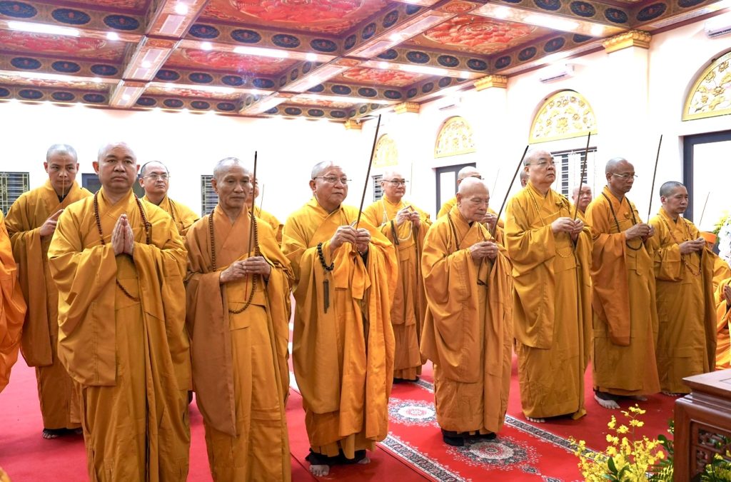 HĐTS GHPGVN cùng các phái đoàn kính viếng tang lễ Trưởng lão Hòa thượng Thích Thanh Dục