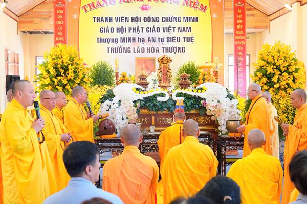 Chùm ảnh: Trang nghiêm Lễ nhập kim quan cố HT. Thích Minh An, thành viên HĐCM