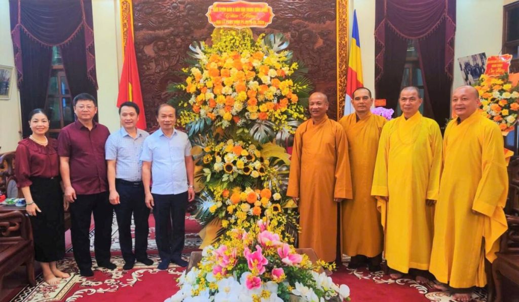 Ninh Bình: Lãnh đạo Ban Tuyên giáo và Dân vận Trung ương thăm, chúc mừng Đại lễ Phật đản tại Trung tâm Phật giáo Trúc Lâm Thiên Trường