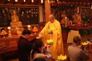 ĐẠO TRÀNG VIỆN CHUYÊN TU TẠI HÀN QUỐC: LỄ TỤNG KINH – NIỆM PHẬT – THẮP NẾN TRI ÂN ĐỨC PHẬT THÍCH CA MÂU NI