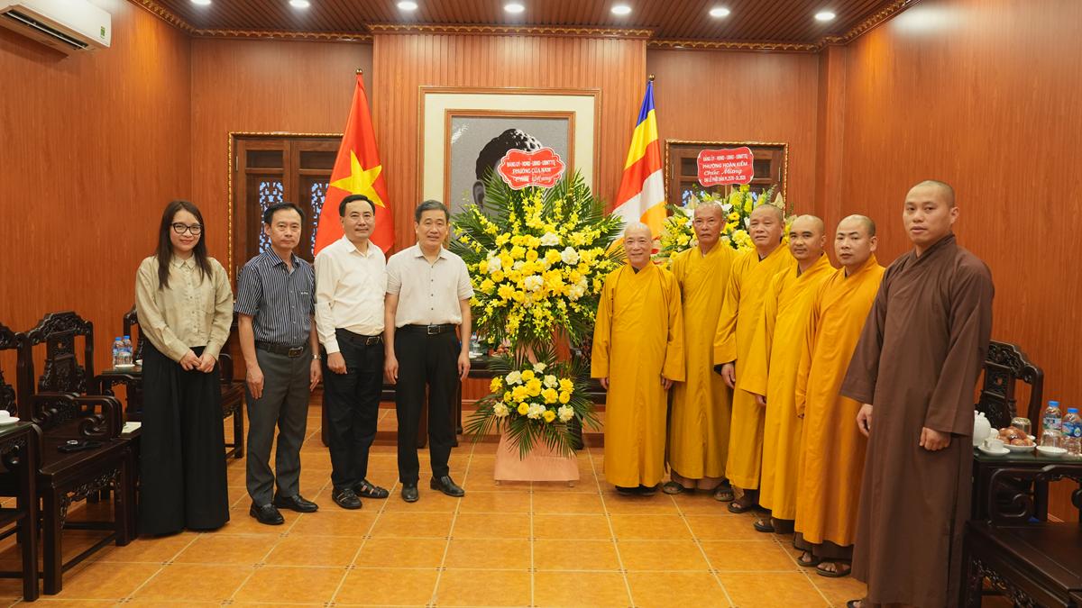 Lãnh đạo phường Hoàn Kiếm và phường Cửa Nam thăm, chúc mừng BTS GHPGVN TP Hà Nội nhân mùa Phật đản PL.2570