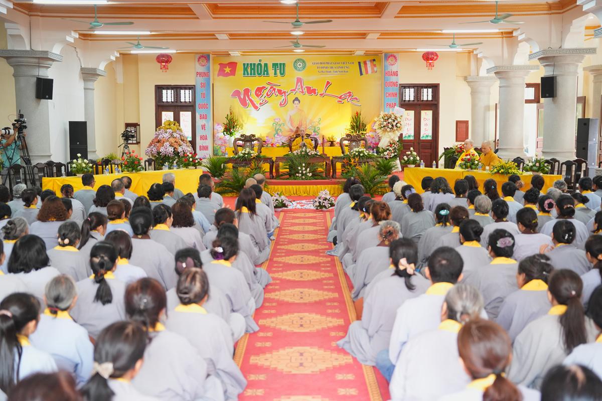 Hơn 3.000 Phật tử Đạo tràng Pháp Hoa miền Bắc vân tập về chùa Linh Ứng tham dự khóa tu “Ngày An Lạc” – thắp sáng tinh thần Từ bi, Trí tuệ và Hòa hợp