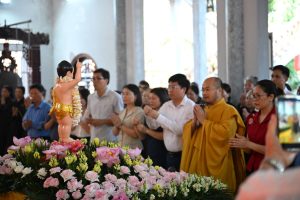 Chùa Gôi, xã Vụ Bản, trang nghiêm tổ chức lễ tắm Phật và khóa lễ quy y Tam bảo