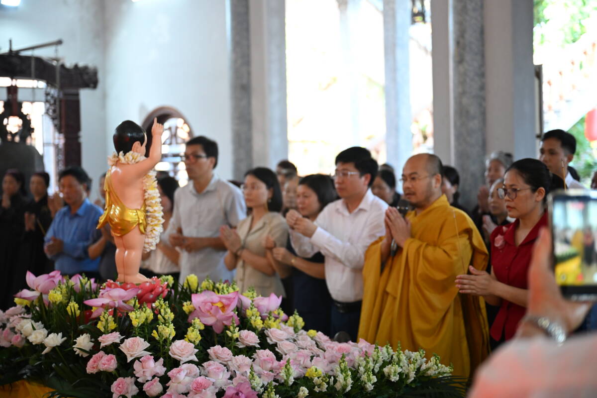 Chùa Gôi, xã Vụ Bản, trang nghiêm tổ chức lễ tắm Phật và khóa lễ quy y Tam bảo