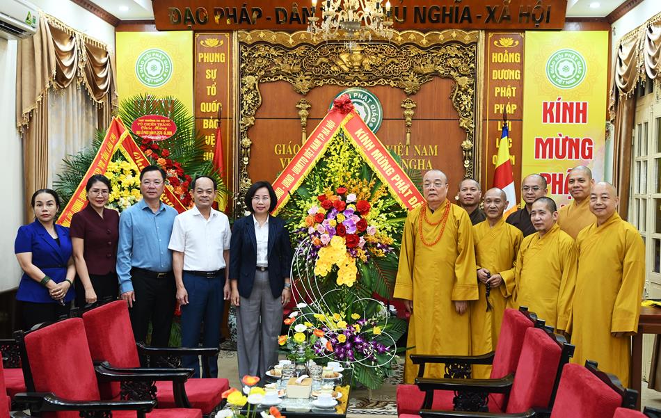 HÀ NỘI: LÃNH ĐẠO TP CHÚC MỪNG TƯGH NHÂN DỊP PHẬT ĐẢN