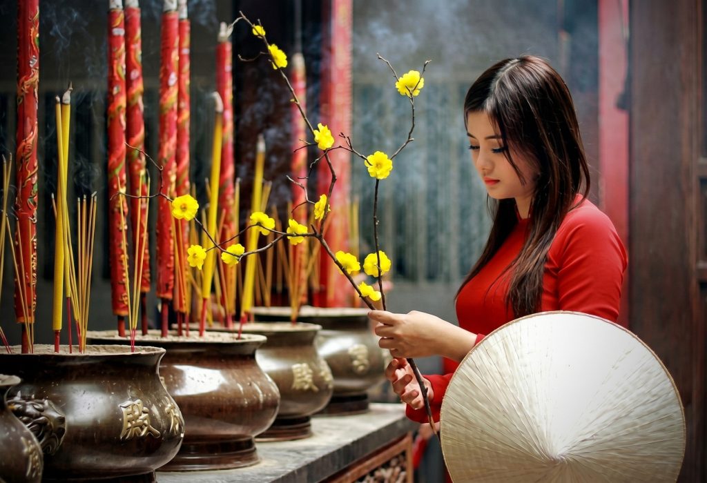 “Em lễ chùa này” – bài kinh bằng thơ nhẹ nhàng mà thấm đẫm triết lý