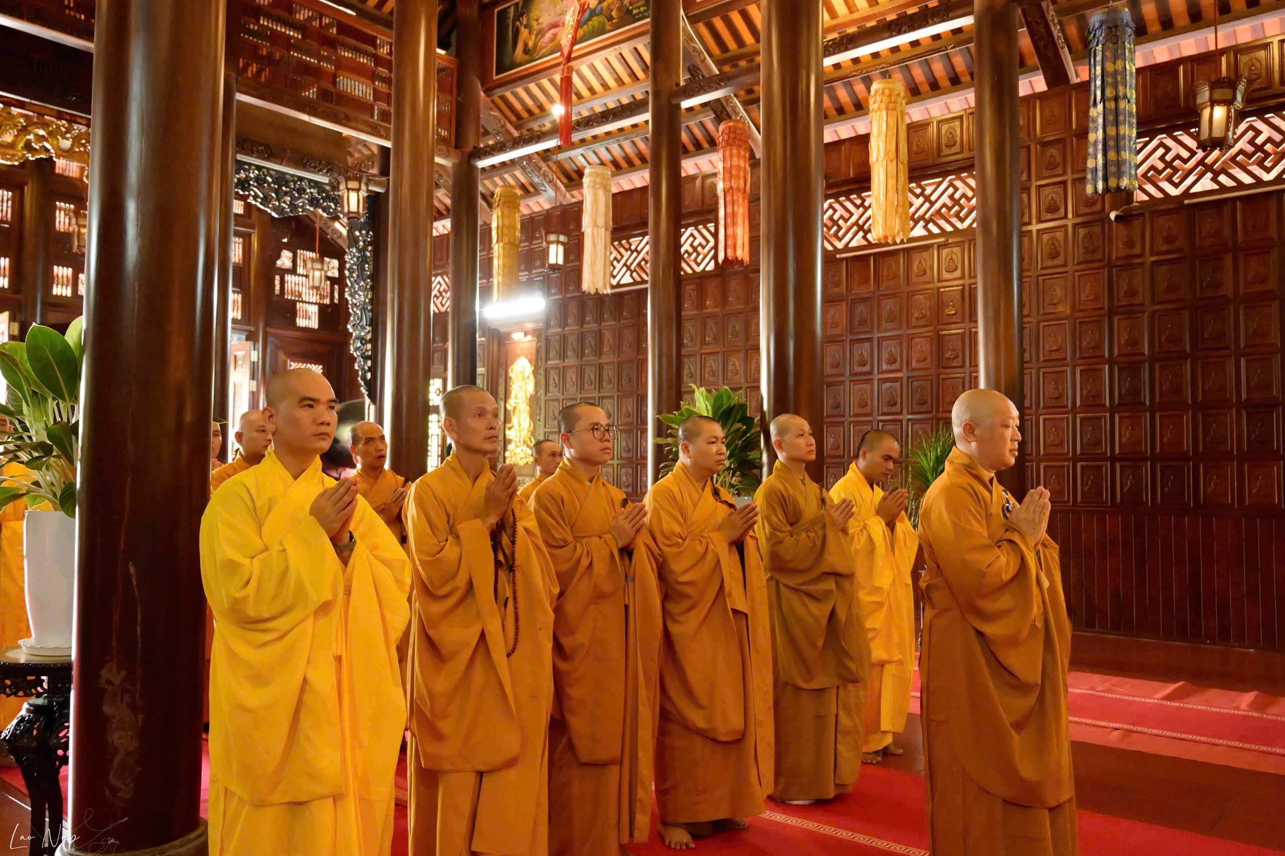 Chư Tăng Viện Chuyên Tu đảnh lễ giác linh chư vị Tổ sư nhân ngày Huý nhật tổ khai sơn tổ đình Long Khánh
