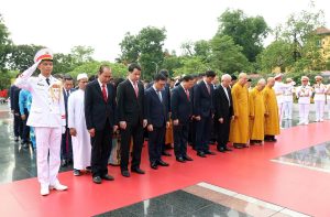 Kỷ niệm 136 năm ngày sinh Chủ tịch Hồ Chí Minh: Lãnh đạo Đảng, Nhà nước vào Lăng viếng Bác