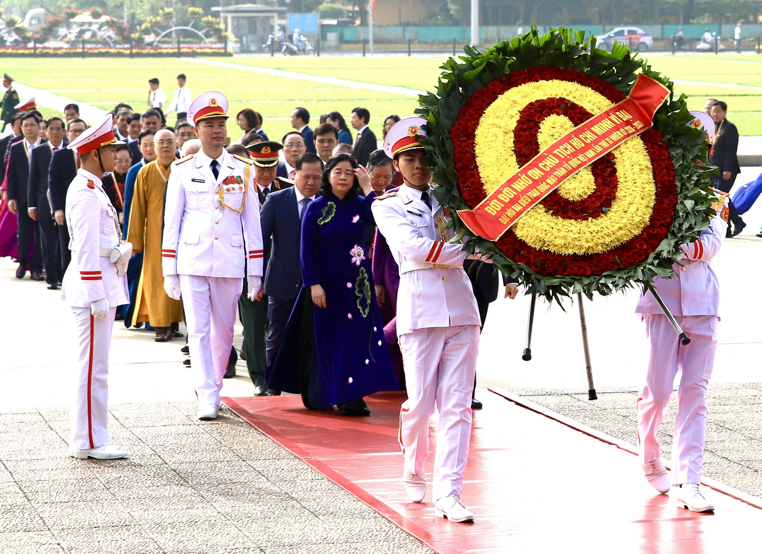 Đoàn đại biểu tham dự Đại hội đại biểu toàn quốc MTTQ Việt Nam lần thứ XI vào Lăng viếng Chủ tịch Hồ Chí Minh