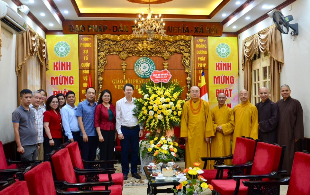 Lãnh đạo phường Cửa Nam và Viện Trần Nhân Tông thăm, chúc mừng Trung ương GHPGVN nhân mùa Phật đản Vesak 2026